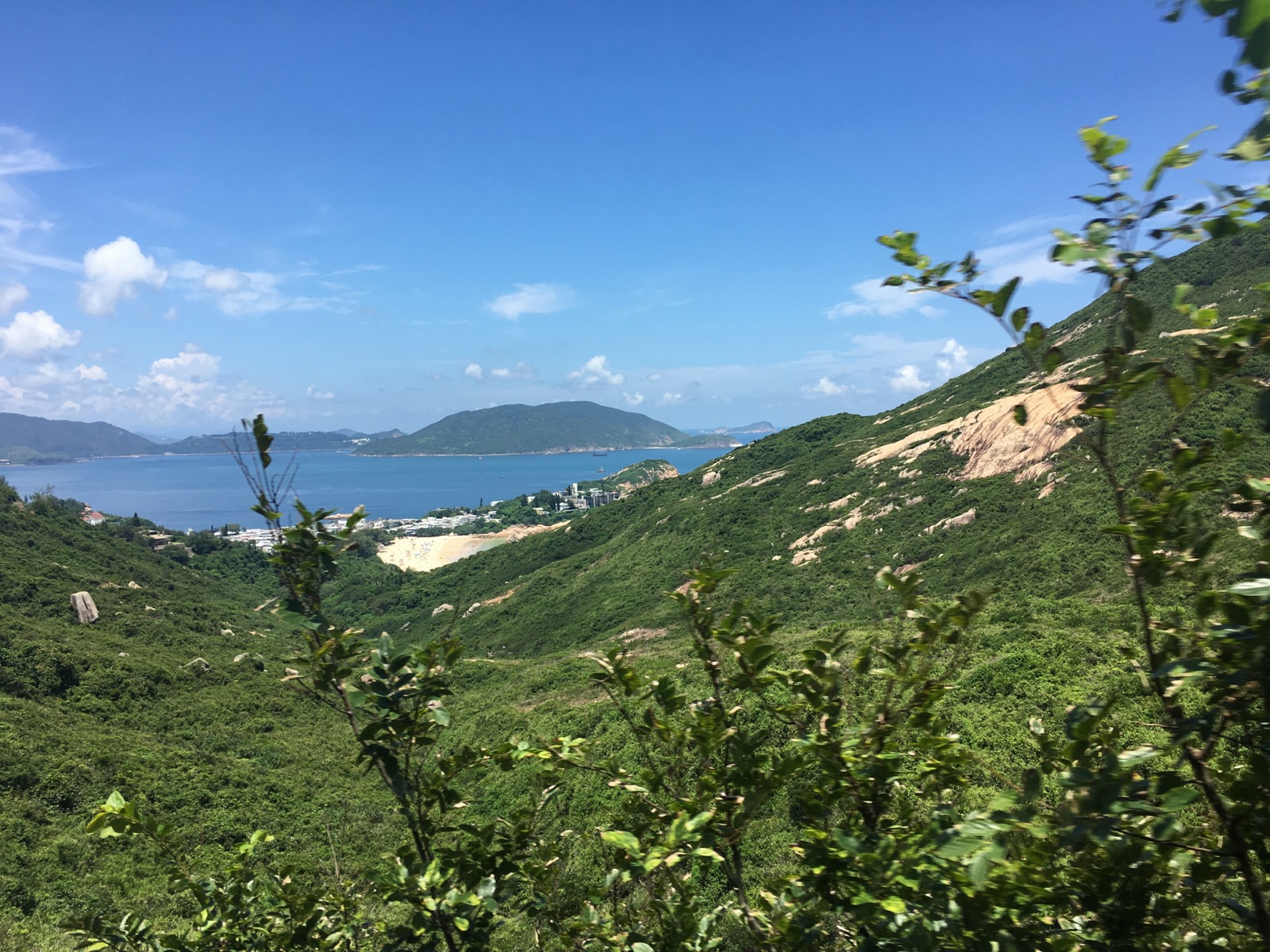 海岛山景和蓝天
